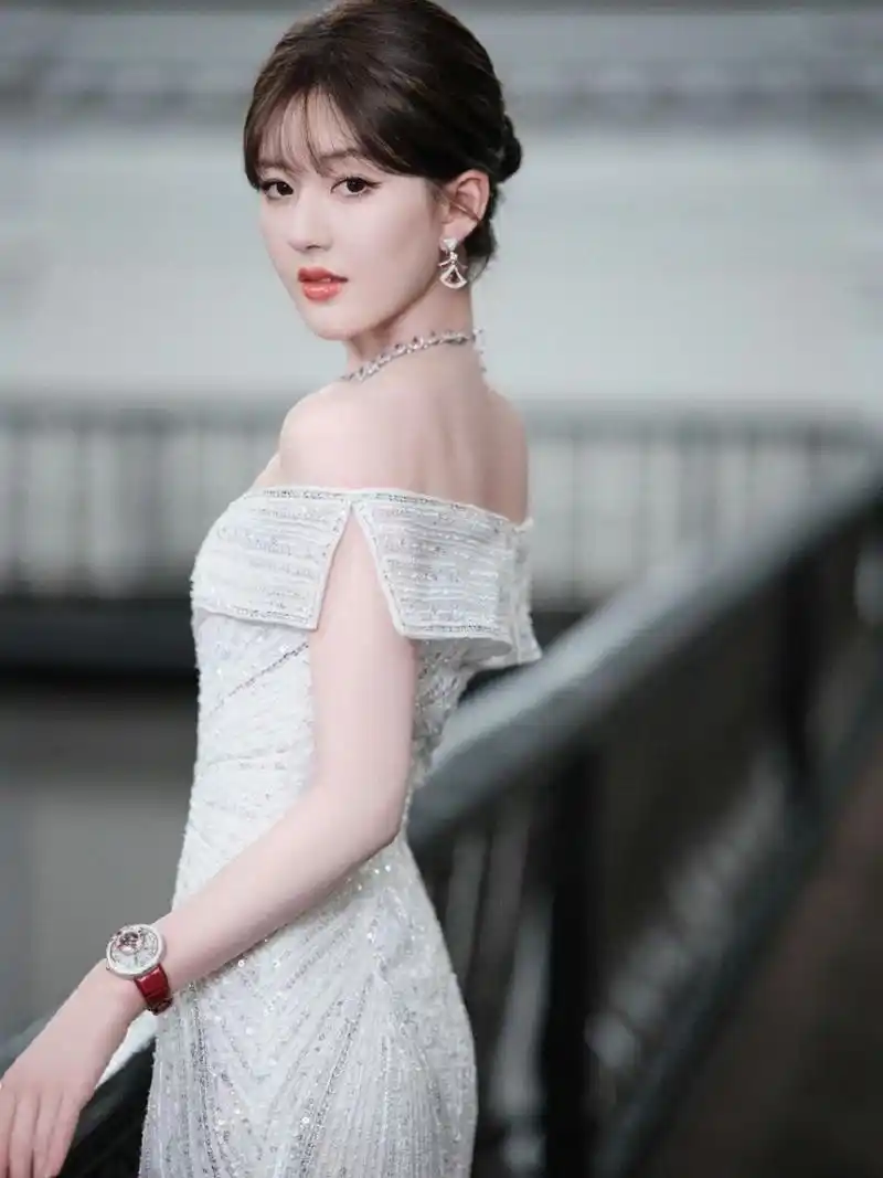 品牌方说赵露思礼服是借的#赵露思每次出席宝格丽活动都穿得美艳度怂