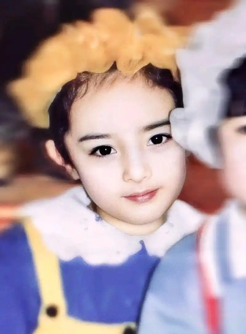 杨幂小时候有多好看,整没整容一看就知道了