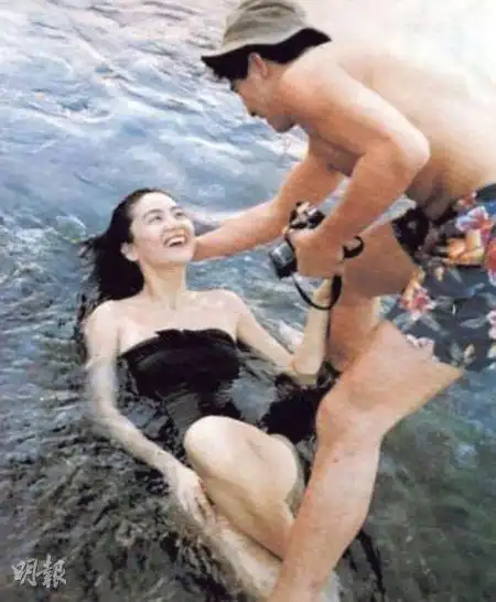 秦汉重游故地与林青霞泳装嬉水照曝光