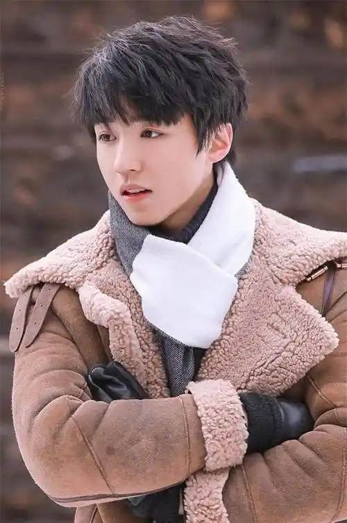 王俊凯参加金鸡百花奖,黑色西装帅气冷酷,还被徐峥寄予厚望!