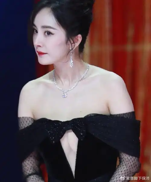 离婚熟妇杨幂豪放压场一字肩深v黑纱星光裙性感不失优雅