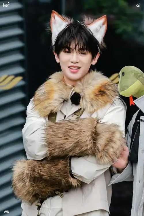 黄明昊超话#黄明昊极限挑战#黑色制服帅哥vs可爱小狐狸,哪一个更爱迫