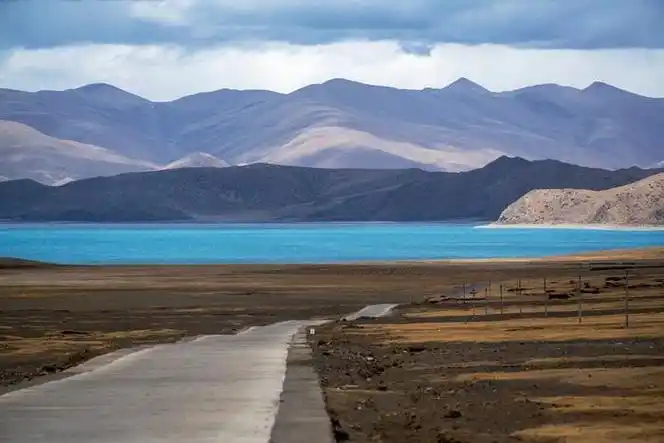 绕湖一周,随着光影与风景的变化,一个羊湖就能见到无数种湖水颜色与湖