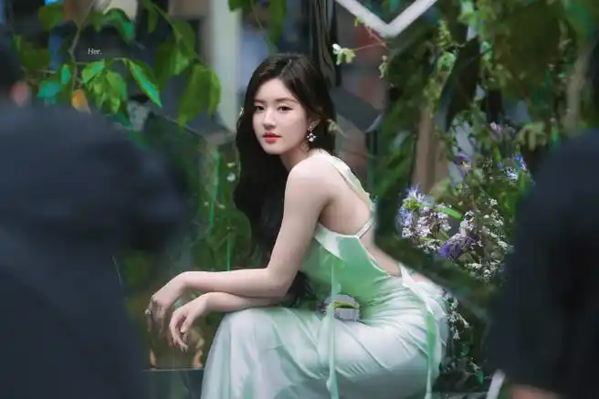 赵露思吊带露背裙##赵露思薄荷绿吊带露背裙