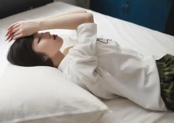 白衬衫少女 出境:牛奶