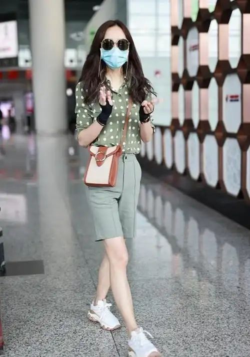 韩雪真是驻颜有方穿开衫配西装简约潇洒配链条眼镜挺时髦的