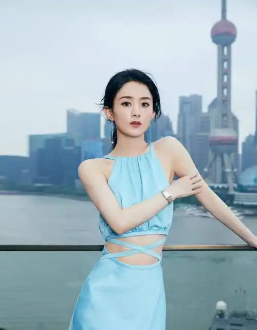 原创原创32岁赵丽颖当妈后颜值再攀高峰水蓝长裙秀蚂蚁腰气场太强