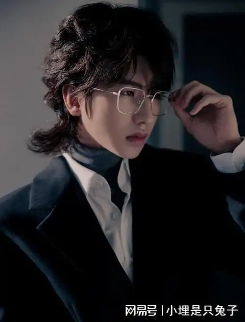 新做的狼尾短发,这也是蔡徐坤首次以这样的发型参加活动