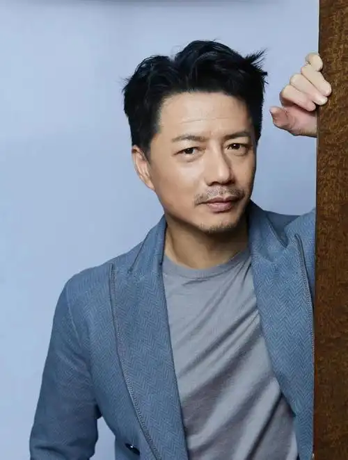 演员段奕宏:娶小师妹做妻,一心一意爱了好多年