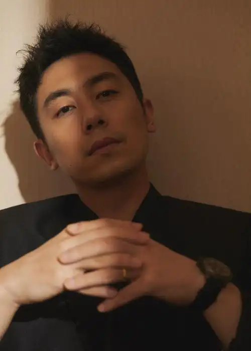 打开凤凰新闻,查看更多高清图片在朱亚文的目光中,既有坚定,又有柔情