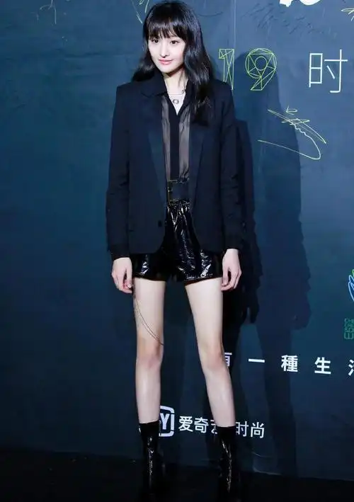 郑爽单身后穿衣太大胆西装内搭透视衫大秀漫画腿身材绝了