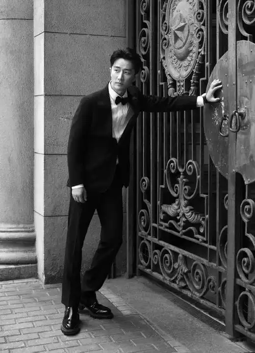 在最新释出的出发图中,黄轩身穿黑色简约风西装,手拿报纸,眸光深邃