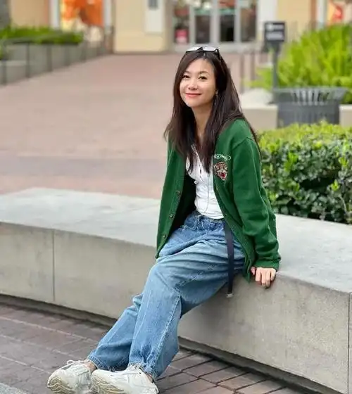 50岁徐静蕾近照刷疯全网:抛弃内娱,精神状态好多了