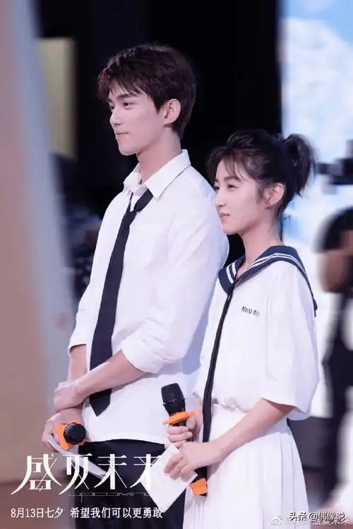 原创大学生张子枫亮相高中毕业典礼上台前没有话筒吴磊做法超绅士