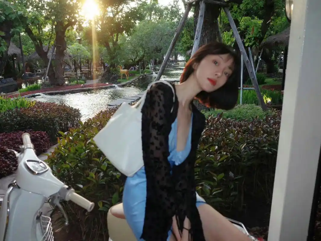 李溪芮怎么还光脚丫骑电动车呢[大笑]