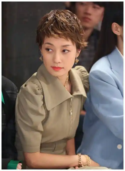 原创马伊琍真的43岁短发造型搭配连衣裙不光干练优雅知性还减龄