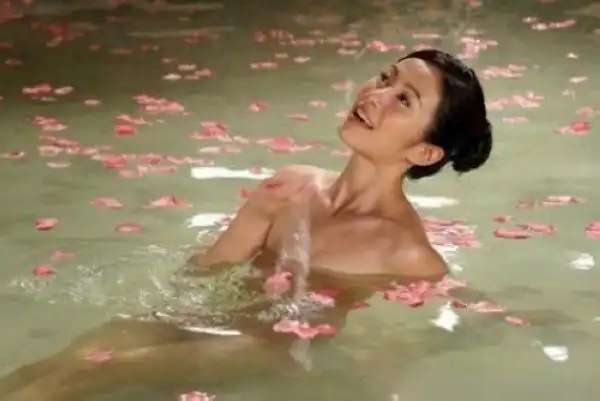 张曼玉日光浴身材干瘪 揭30位大牌私密浴照