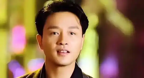 张国荣的帅气是公认的,他下巴小巧方正,两道浓眉又直又粗,再加上他