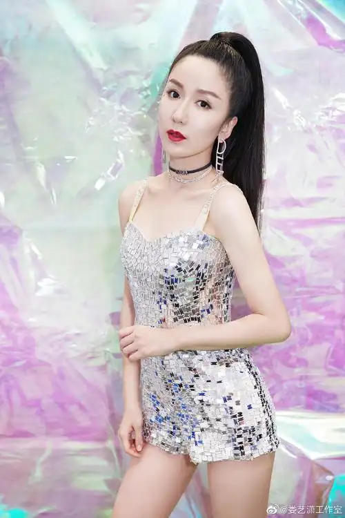 娄艺潇性感甜酷写真图片26