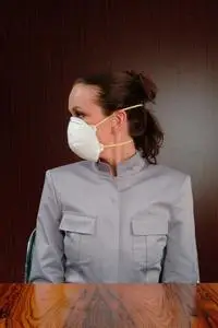 口罩会议董事会中的蒙面女人照片