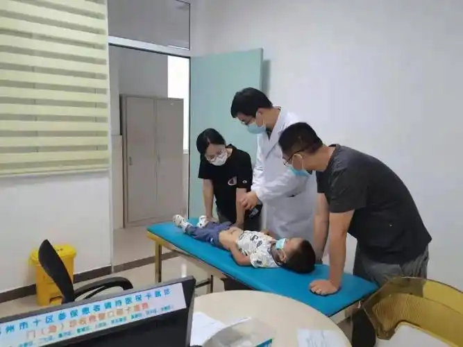 面对汛情,泌尿外科特聘主任林得富在暴雨期间坚守河南省儿童医院,7月