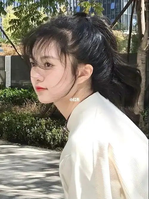 卧趣八字刘海77高马尾芥末显嫩