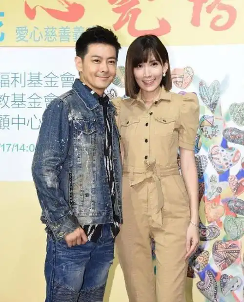 林志颖携妻子亮相,陈若仪打扮青春时尚,不过眼袋却暴露了年龄