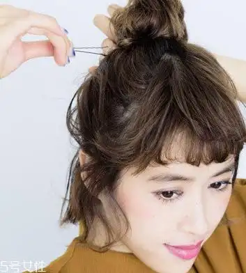 短发扎成丸子头的方法 2018最新丸子头扎法