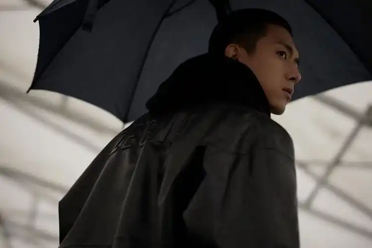 男 李现 > 李现寸头造型酷帅写真图片(3/4)李现相关图片 推荐壁纸 本