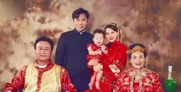 时辰已到!事实证明,娶了大自己十岁伊能静的秦昊,结局早已注定