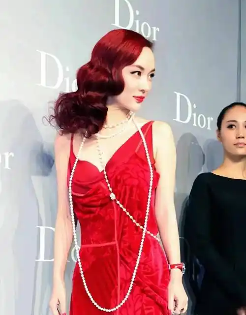 原创霍思燕惊艳亮相dior活动红裙珍珠闪耀全场