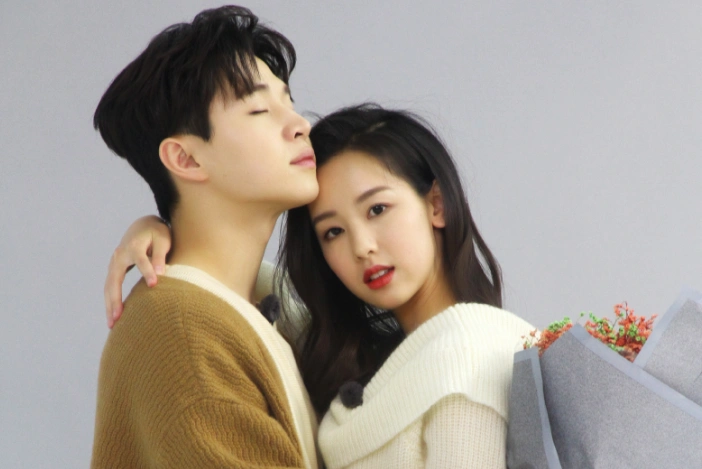 刘宪华与陈都灵相拥亲吻拍大片,表情满足!网友:这俩有苗头哦