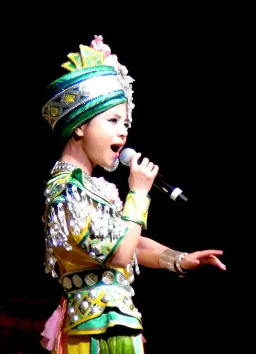 女子演唱土家情歌,男女对唱"bia一口",美酒壮胆不怕丑_陈涓