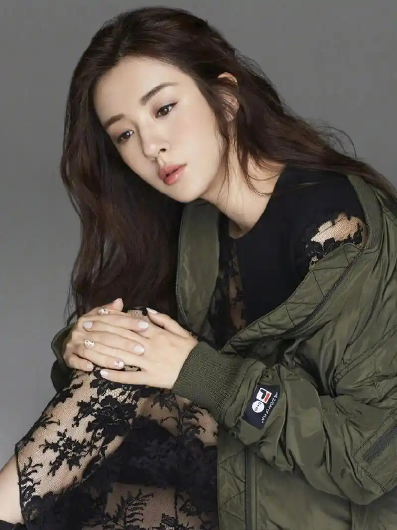 胡歌绯闻女友王晓晨新恋情曝光 王晓晨,这位在娱乐圈中独树一帜的女