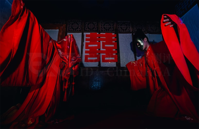 作为一个"中式古风"题材的原创主题,作品也没有落入俗套的"冥婚设定"