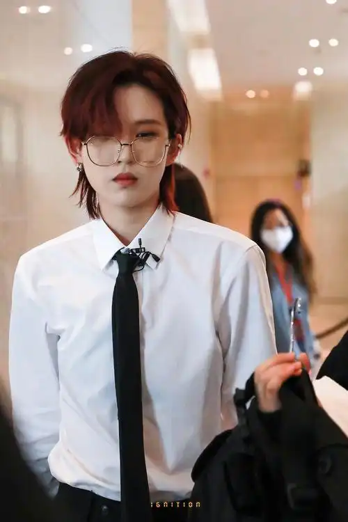 陆柯燃今日份上班饭拍 白衬衫搭配金丝眼镜,救命……_高清图集_新浪网