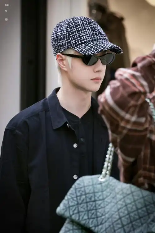 王一博时装周金发#九敏98金发 墨镜9815!这造型谁看了不迷糊!