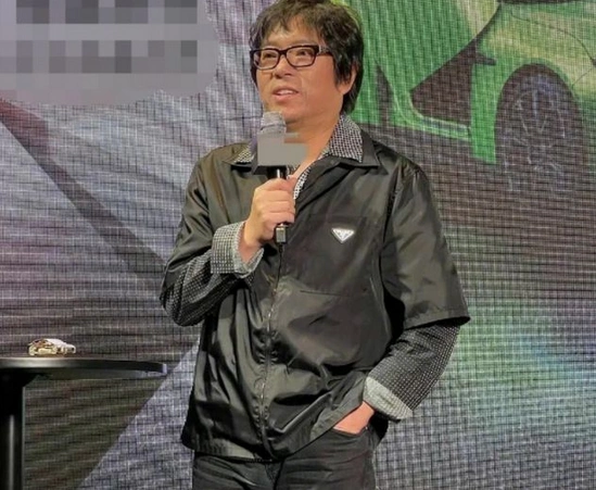 高晓松暴瘦26斤现身街头脸部松垮挂不住肉下巴削尖大肚腩消失