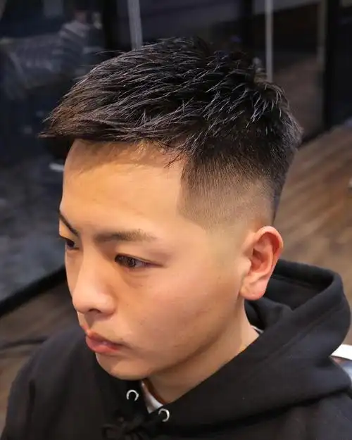 男士寸头是一种超短的男士发型 ,简单时尚好打理 ,适合大多数发质.