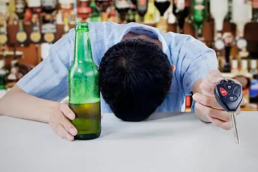 醉酒,男人,睡觉,酒吧,年轻,瓶子,威士忌,钥匙,手