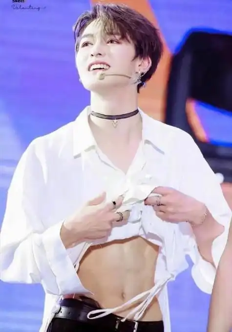 男星晒腹肌修罗场!