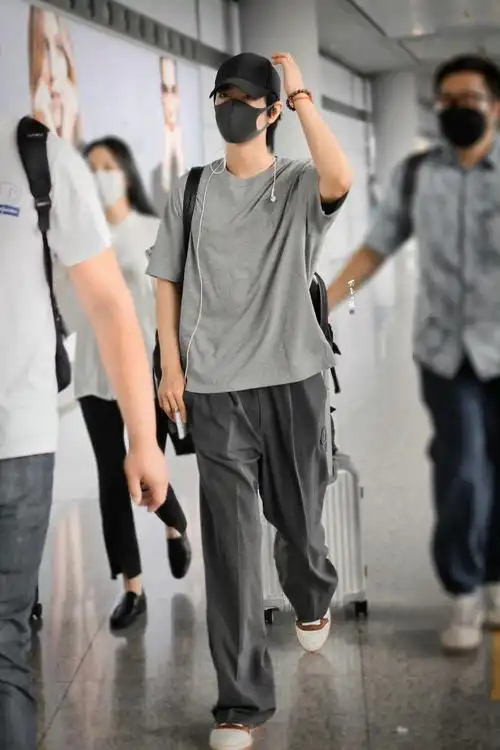 肖战今日抵达香港饭拍～ 战哥私服衣品真的绝,不愧是阔腿裤的神