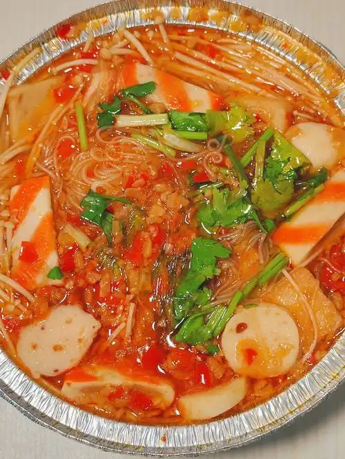 金针菇,粉丝,喜欢吃的丸子,蒜蓉辣酱73做法:粉丝提前泡软,锡纸盒内