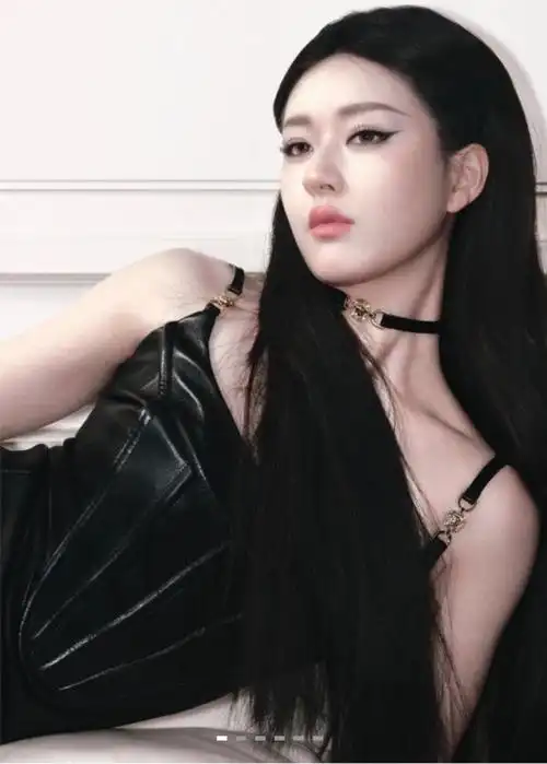 赵露思黑色皮裙造型大片