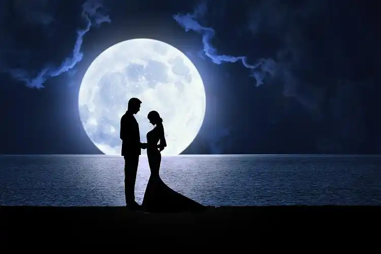 七夕节,巨大满月,情侣手牵手,剪影图片