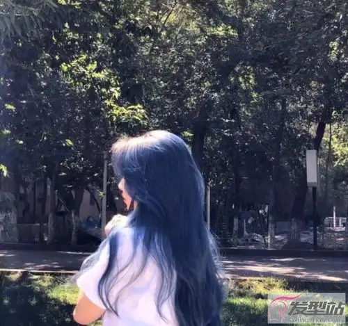 女生染什么颜色头发好看蓝色系发色的人气一直很高
