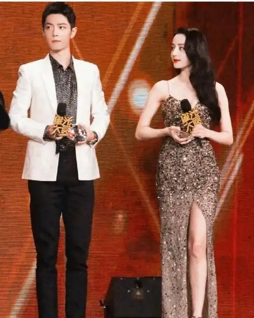 肖战迪丽热巴微博之夜座位##肖战迪丽热巴座位挨着