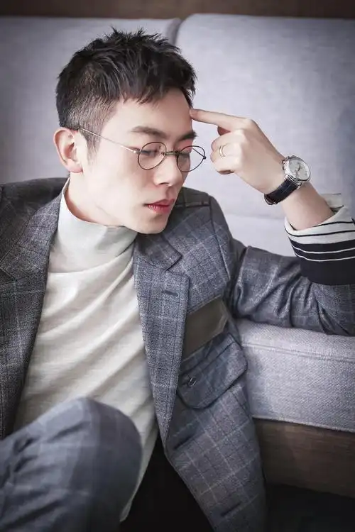 八卦:朱亚文现在是博纳的艺人,之后会走主旋律硬汉的路子