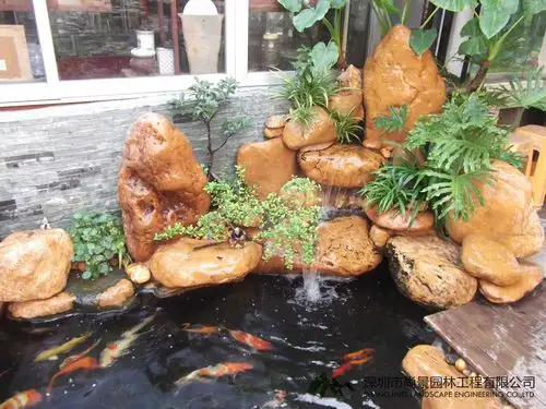 家里北阳台对着小区的路和水池,可在阳台上放置假山吗