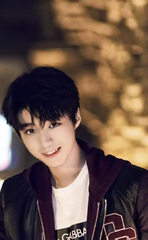 王俊凯去上班了